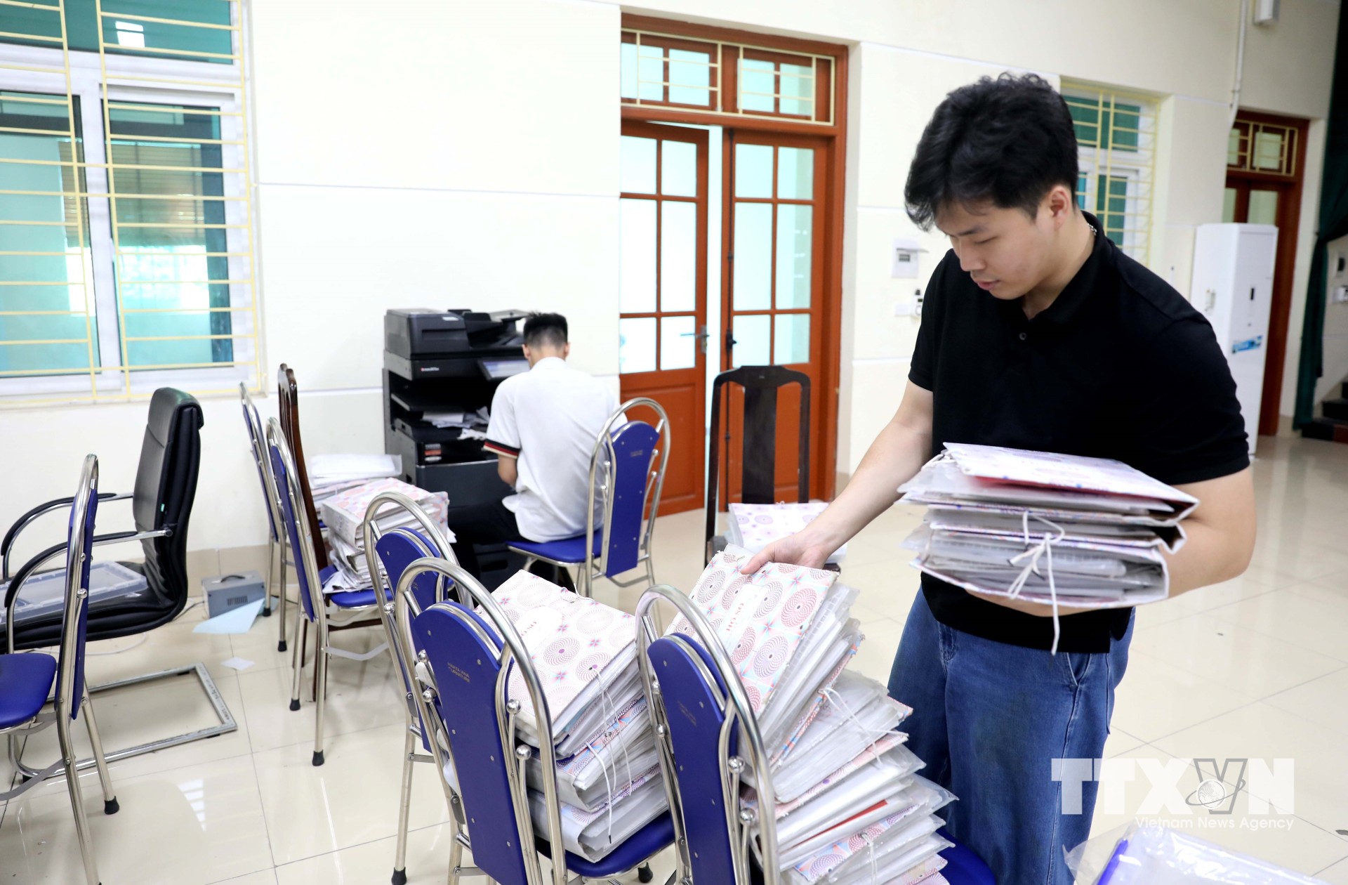 Cán bộ Văn phòng Đăng ký đất đai tỉnh Hưng Yên khẩn trương hoàn thành việc cập nhật cơ sở dữ liệu về đất đai. (Ảnh: Thế Duyệt/TTXVN)